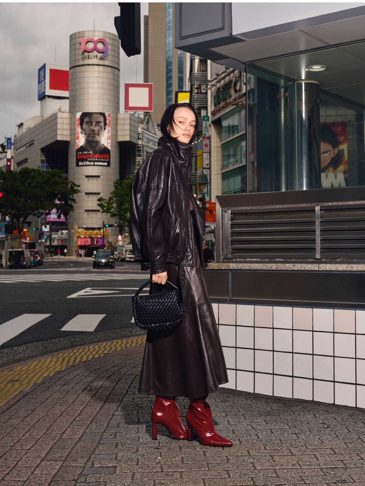 03_mobile_tokyo_woman_MAAG.jpg